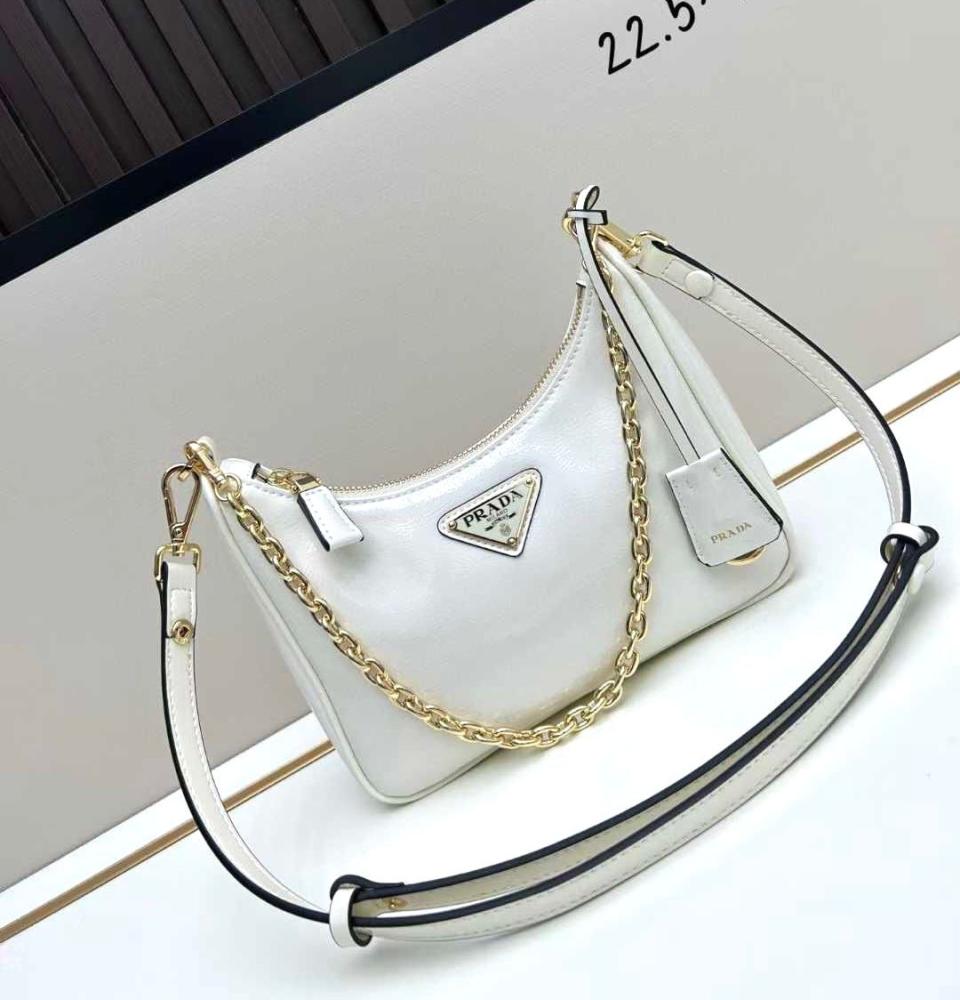 PRADA ホワイトレザーベルト ゴールドバックル Prada white shoulder bag with zipper style and gold metal