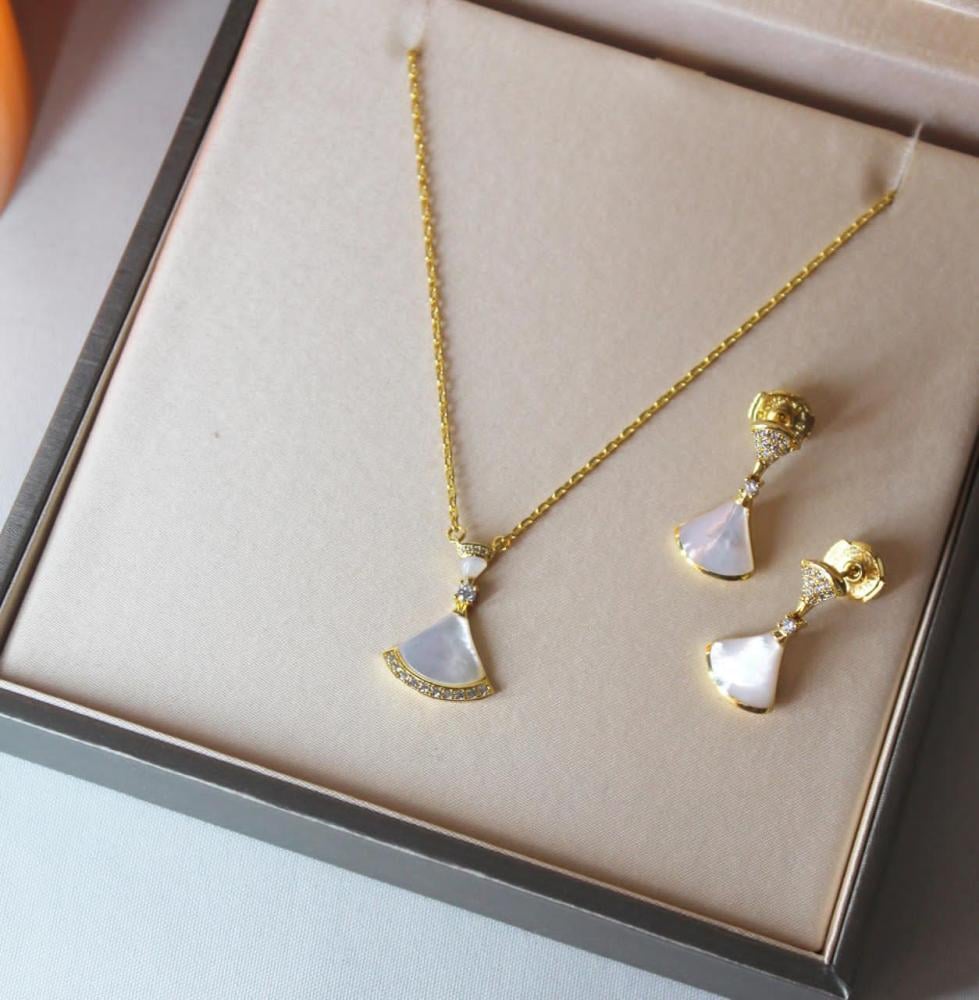 セット Bvlgari Diva necklace and earring accessory set, white with gold