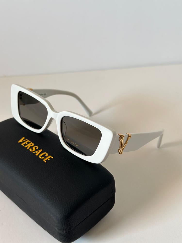 نظارة شمس فيرساتشي 43827 نسائية بإطار مريع أبيض وشعار ذهبي