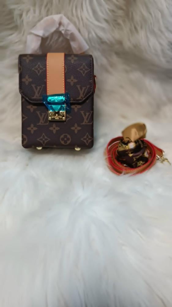 شنطه لويس فيتون ميني كاميرا بوكس مونوغرام بني وبيج