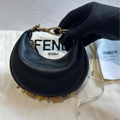 バッグ Fendi women's mini bag with a soft pink gold chain | ESEVEN STORE
