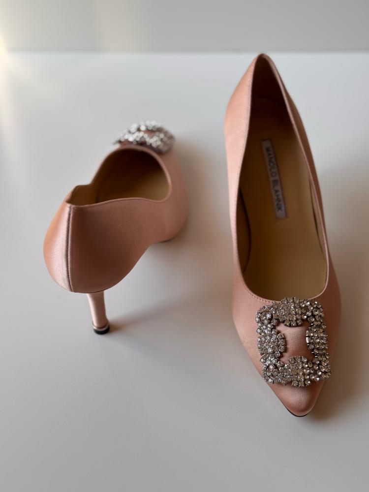 HANGISI】サテンパンプス（シューズ）｜MANOLO BLAHNIK（マノロ