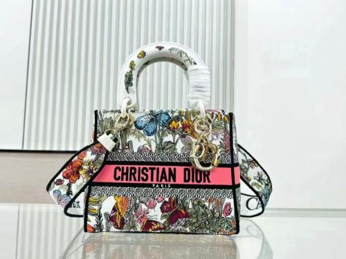 شنطة كتف DIOR بزركشة زهور مميزة مع حامل كتف