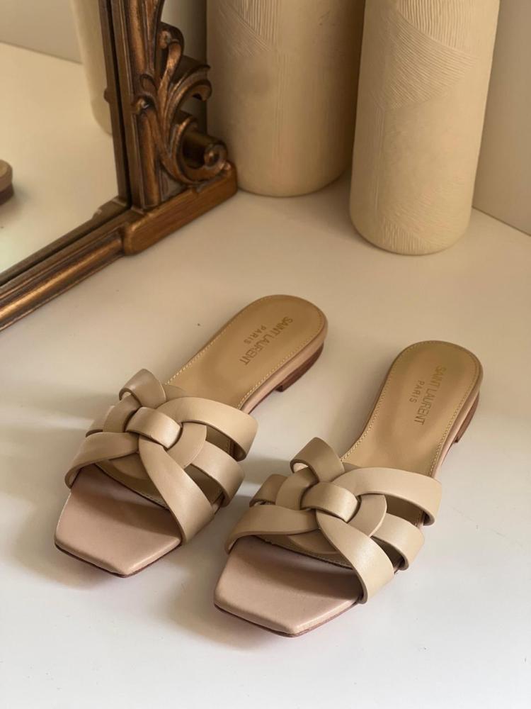 サンダル・ミュール SAINT LAURENT Women Sandals 5576622W7DD1543 Beige Yves Saint Laurent Women's Flat Leather Sandal, Beige - E