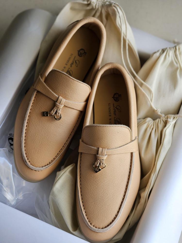 フラットシューズ Loro Piana Flat Shoes Loro Piana Women's Flat Shoes in Luxury Beige Suede - E