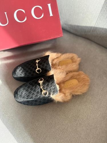 قوتشي شوز نسائي برينستاون مزين بفرو لون اسود بنقشة GG - E-SEVEN STORE