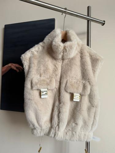 b*様 新品未使用 シルク FENDI ファーベスト レース付き Fendi women's sleeveless fur vest in off-white | ESEVEN STORE