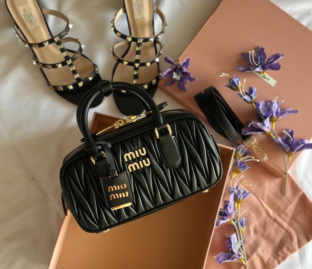 miu miu シルバー　ミニバッグ Mini Miu Miu bag with top handles in luxurious leather in