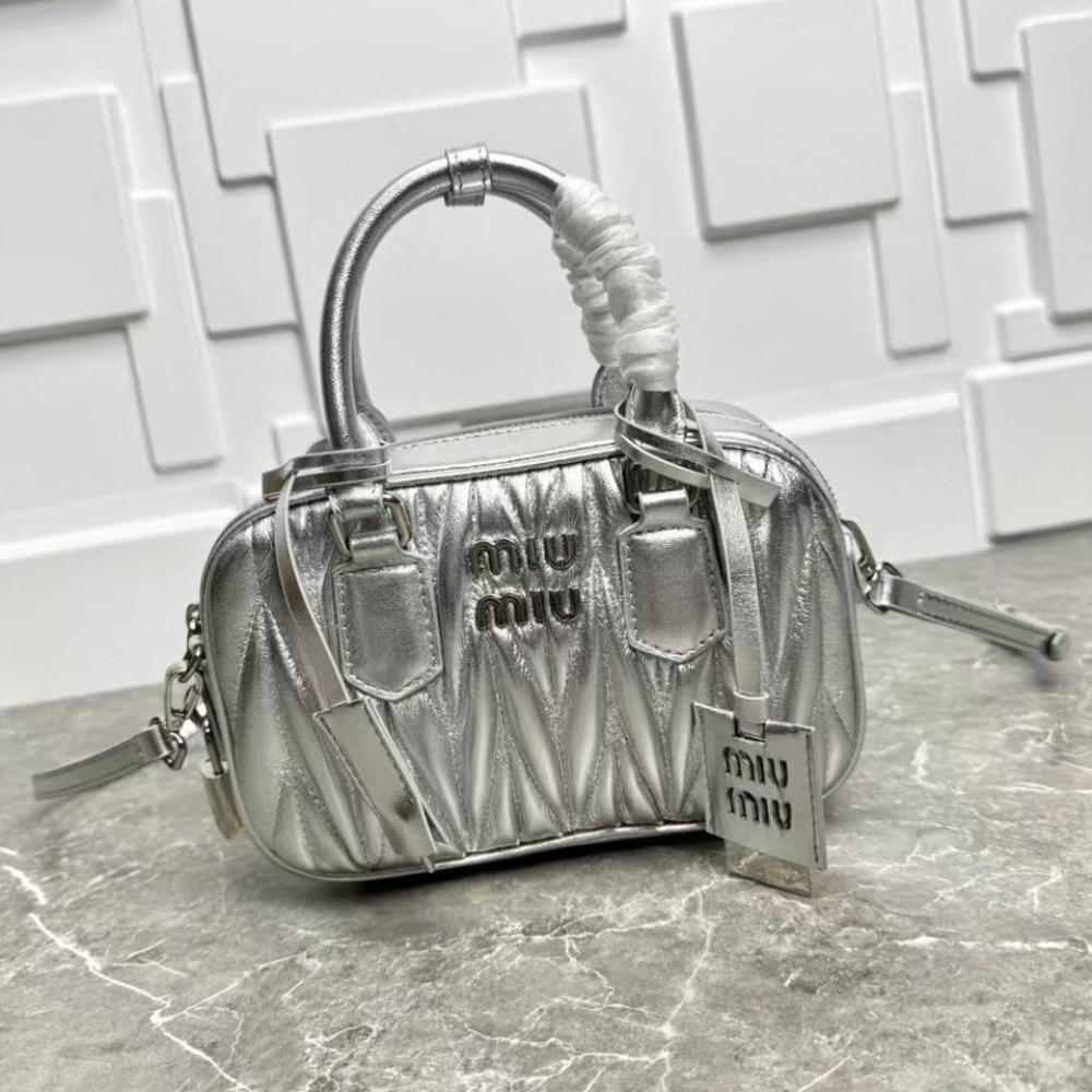 miu miu シルバー　ミニバッグ Mini Miu Miu bag with top handles in luxurious leather in