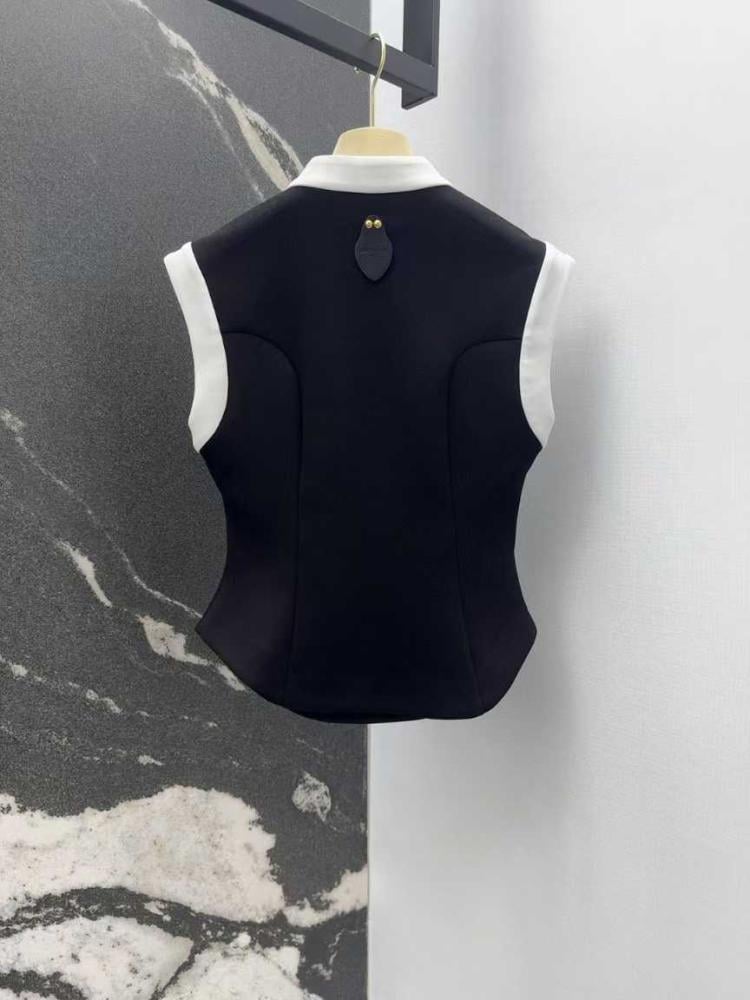 ケイン Louis Vuitton black sleeveless shirt with gold buttons - E
