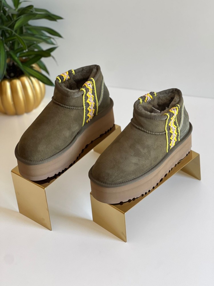 حذاء نسائي شتوي ألترا ميني من Ugg لون زيتي