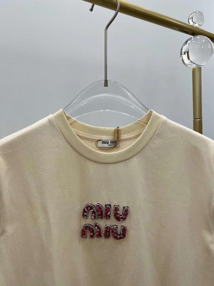 MIUMIU　アイボリー ロゴ Tシャツ 半袖 MIU MIU - ミュウミュウ MIUMIU CLUB Tシャツ カットソー 半袖の