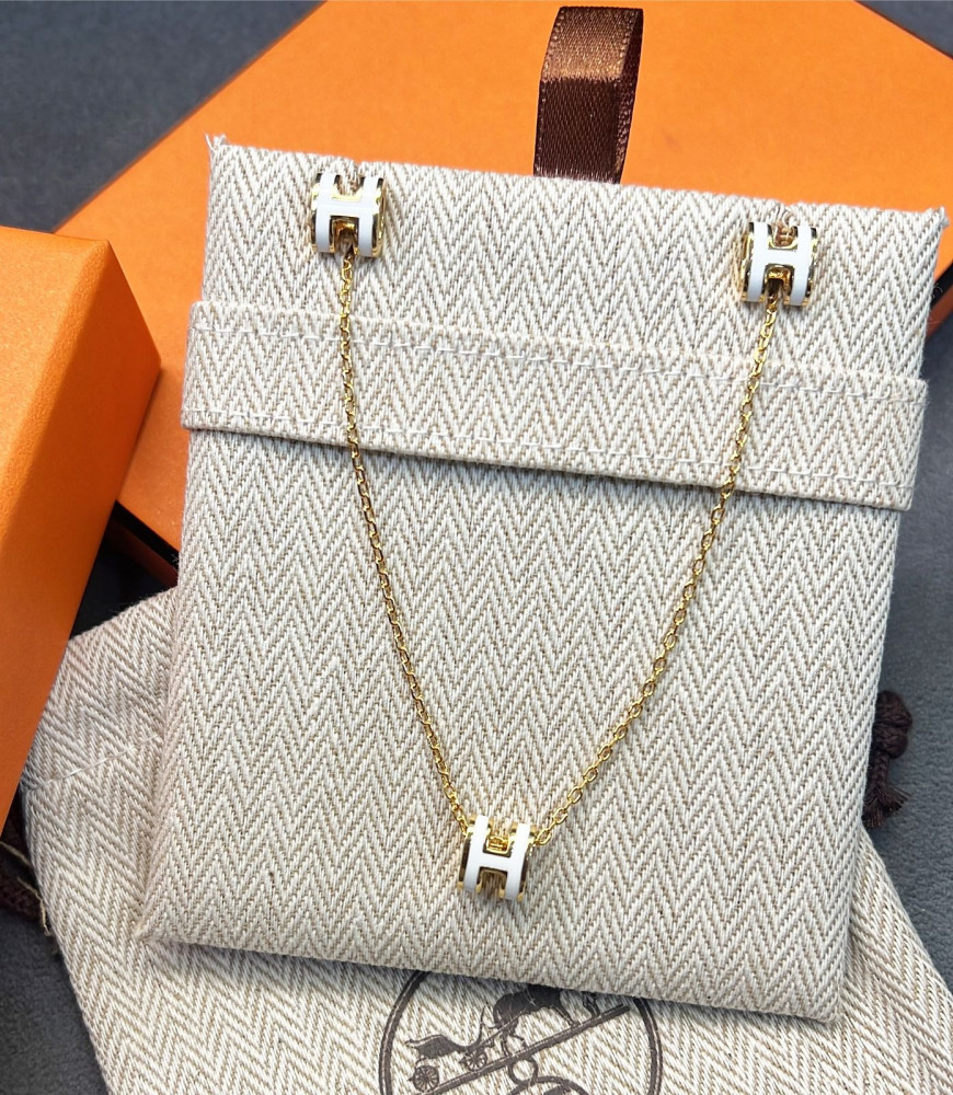 طوق هيرميس ذهبي راقي بقلادة فضية مميزة على شكل شعار الماركة