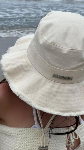 JACQUEMUS: Off-White Les Classiques 'Le bob Artichaut