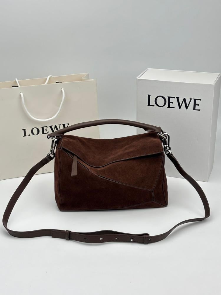 バッグ LOEWE SUEDE LEATHER CHARM SHOULDER BAG Medium Loewe Puzzle bag with shoulder strap, chocolate brown suede