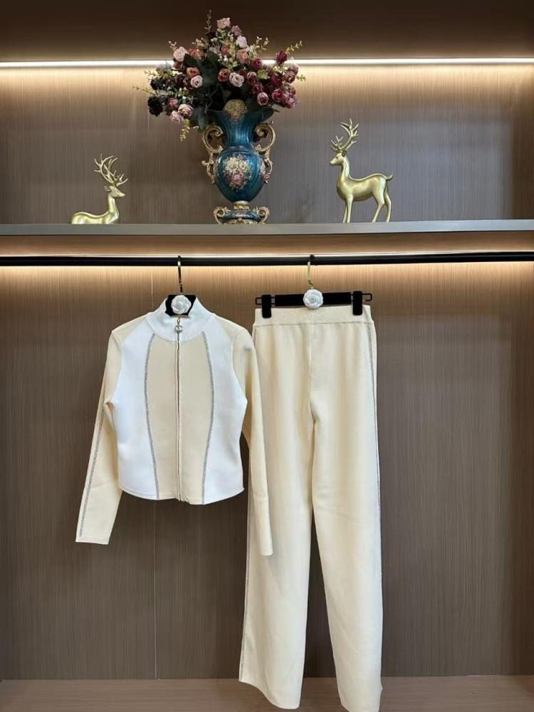 سيلف بورتريه سيت رياضي نسائي جاكيت وبنطال بلون بيج