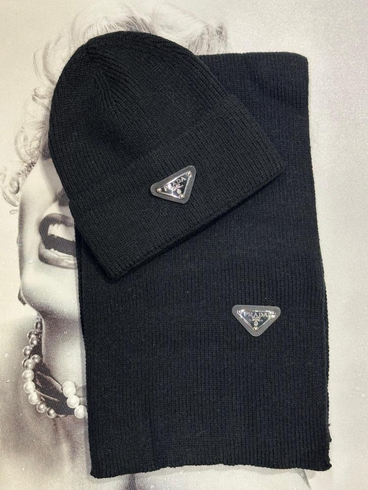 ルイヴィトン　Tシャツ　S Prada classic black winter hat and scarf with the brand's