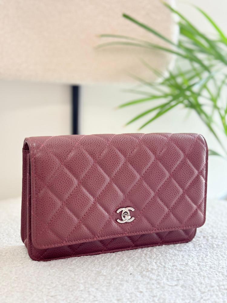 がん Chanel flap clutch in burgundy pebbled leather with a silver logo