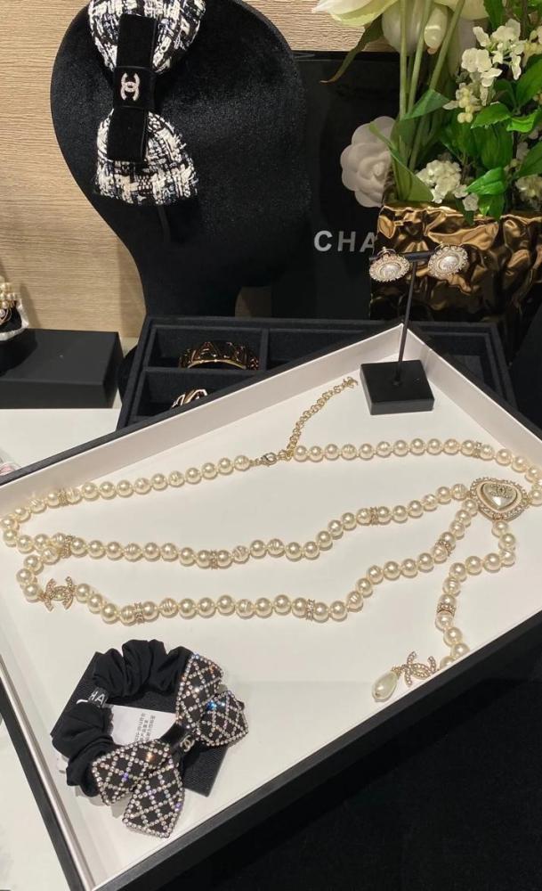 25A◆上品でときめく存在感【CHANEL】chain beltパールホワイト Chain belt - Metal, resin & glass pearls, silver & pearly