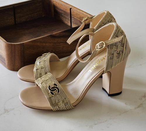 めーん Beige Chanel belt heels with gold embroidery | ESEVEN STORE