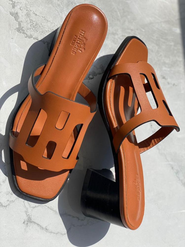 صندل هيرميس جلدي بدون حزام لون عسلي