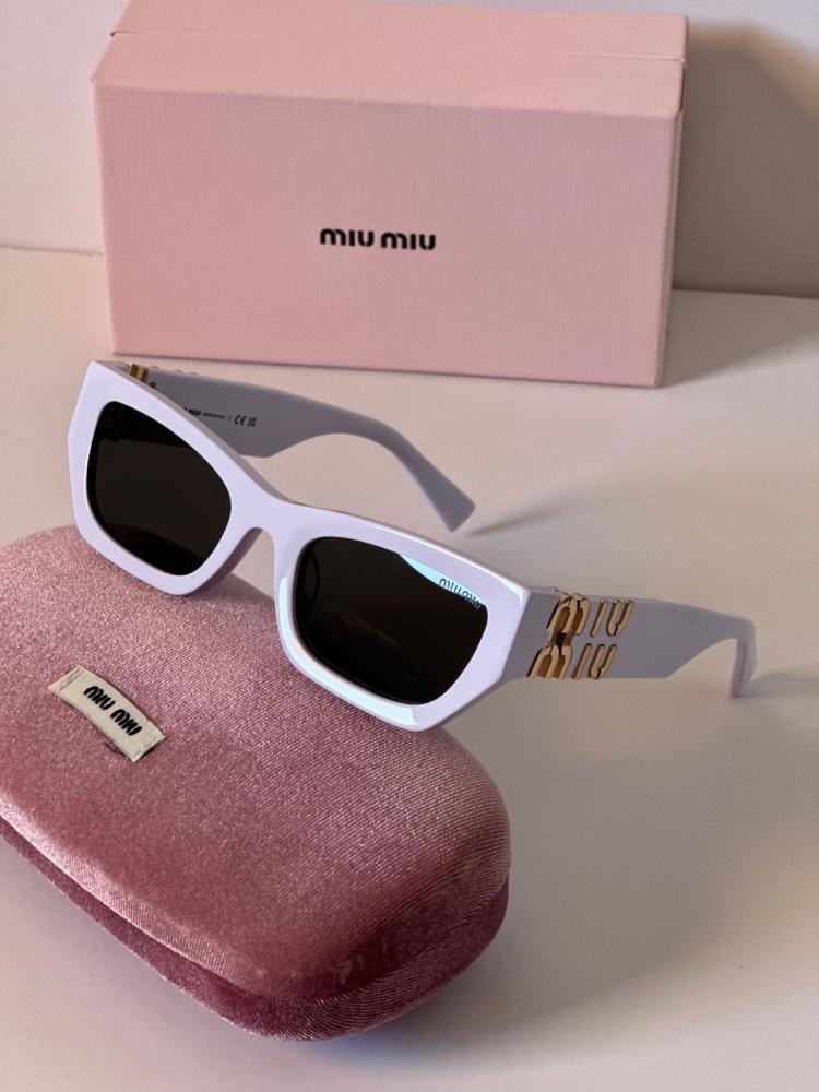 【MIUMIU】white×gold 上品 アクセントに レディースサングラス Miu Miu Square Sunglasses with White Rims and Gold Logo - E
