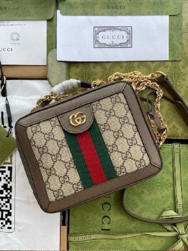 GUCCI 2034 スクエア GGスペース サコッシュ ショルダーバッグ GUCCI 2034 スクエア GGスペース サコッシュ ショルダーバッグ