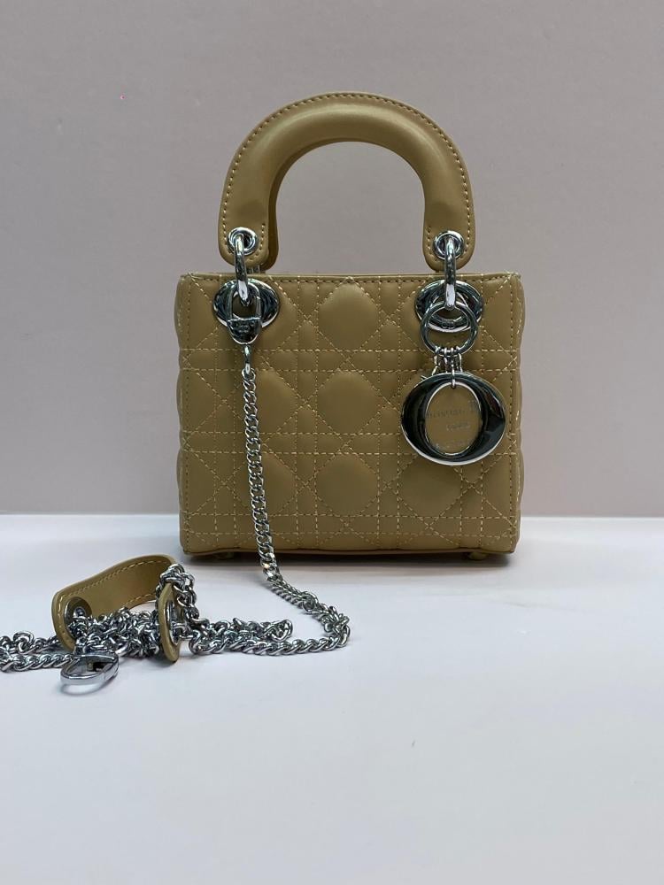 حقيبة يد ديور ميني 17سم شنطة جلدية بلون الخردل وسلسلة ذهبية