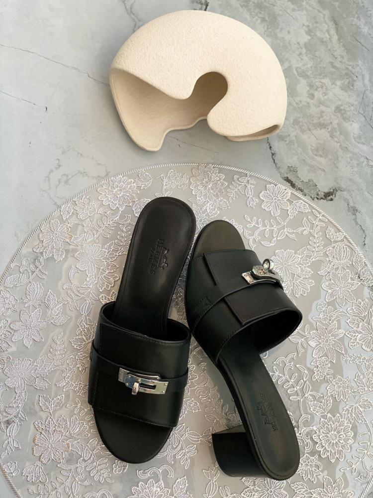 صندل هرمز نسائي بكعب مريح جلد فاخر لون اسود