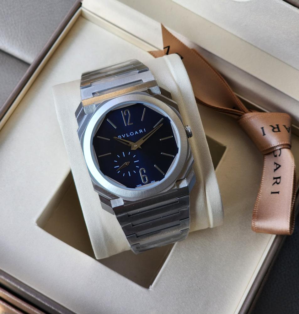 ساعة بلغاري معدنية اوكتو فينيسيمو لون فضي واسود