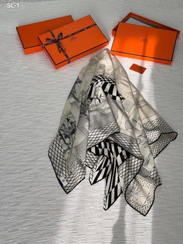 Gucci women's large scarf with a GG pattern in gray - E-SEVEN STORE
