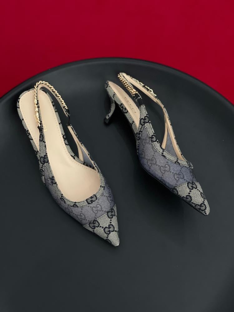 حذاء بكعب منخفض جوتشي لون رمادي واسود طبعة GG