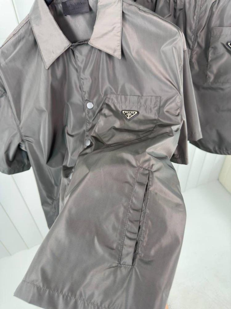 طقم سبور رجالي برادا Re-Nylon لون رمادي فاتح شورت وقميص