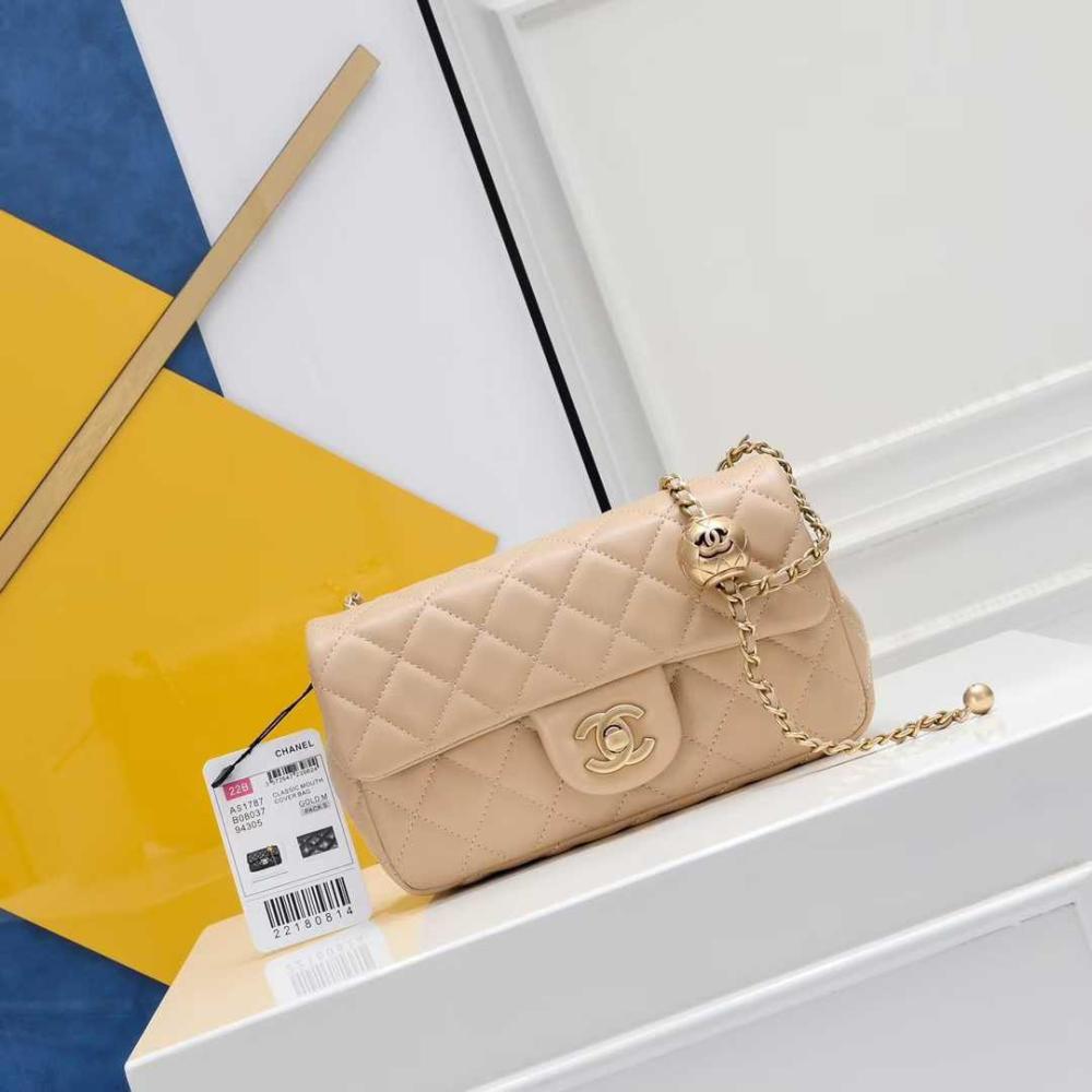 Chanel medium shoulder bag in beige quilted leather with
