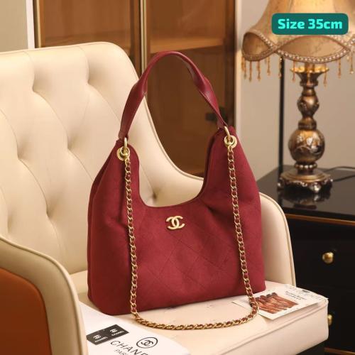 35センチ Chanel Hobo medium-sized shoulder bag with a gold chain in red