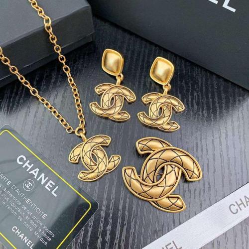 CHANEL ダブルチェーンネックレスとピアスセット Chanel complete accessory set, bracelet, necklace, earrings