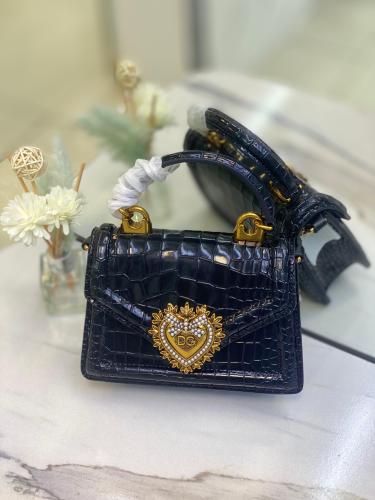 DOLCE&GABBANA ミスシシリー　ネイビーゴールドチェーンミニバッグ Dolce & Gabbana Devotion Croco Mini Bag in Black and Gold | ESEVEN