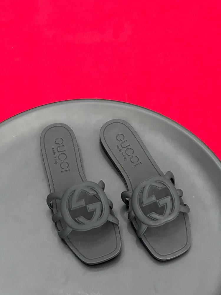 Gucci Women's Summer Slipper with Interlocking Logo in Black