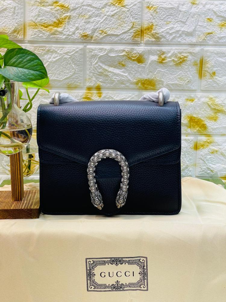 Gucci Women's Shoulder Bag with Distinctive Flap in Luxury Black