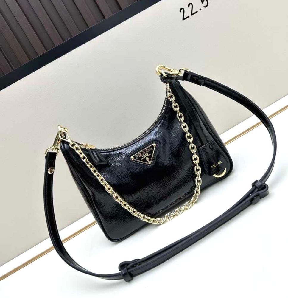 حقيبة سحاب اسود للنساء برادا مع معدن ذهبي