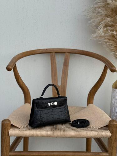 バッグ Fendi Peekaboo I See You Handbag in Chic Olive - E-SEVEN STORE