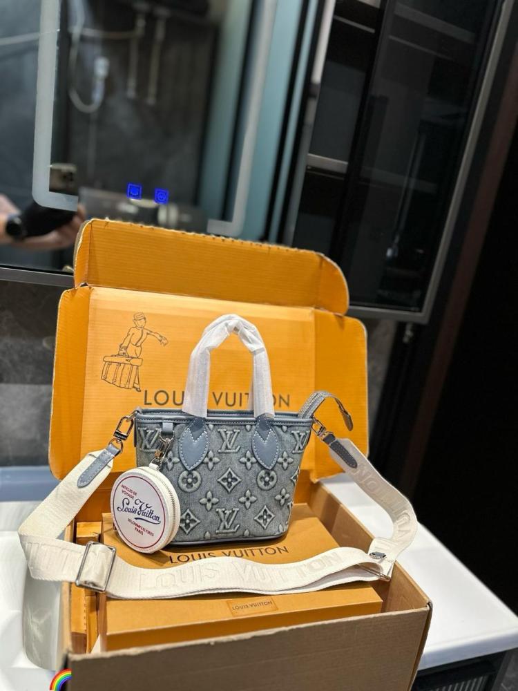 حقيبة لويس فيتون سحاب مزينة بشعارات لون دينيم