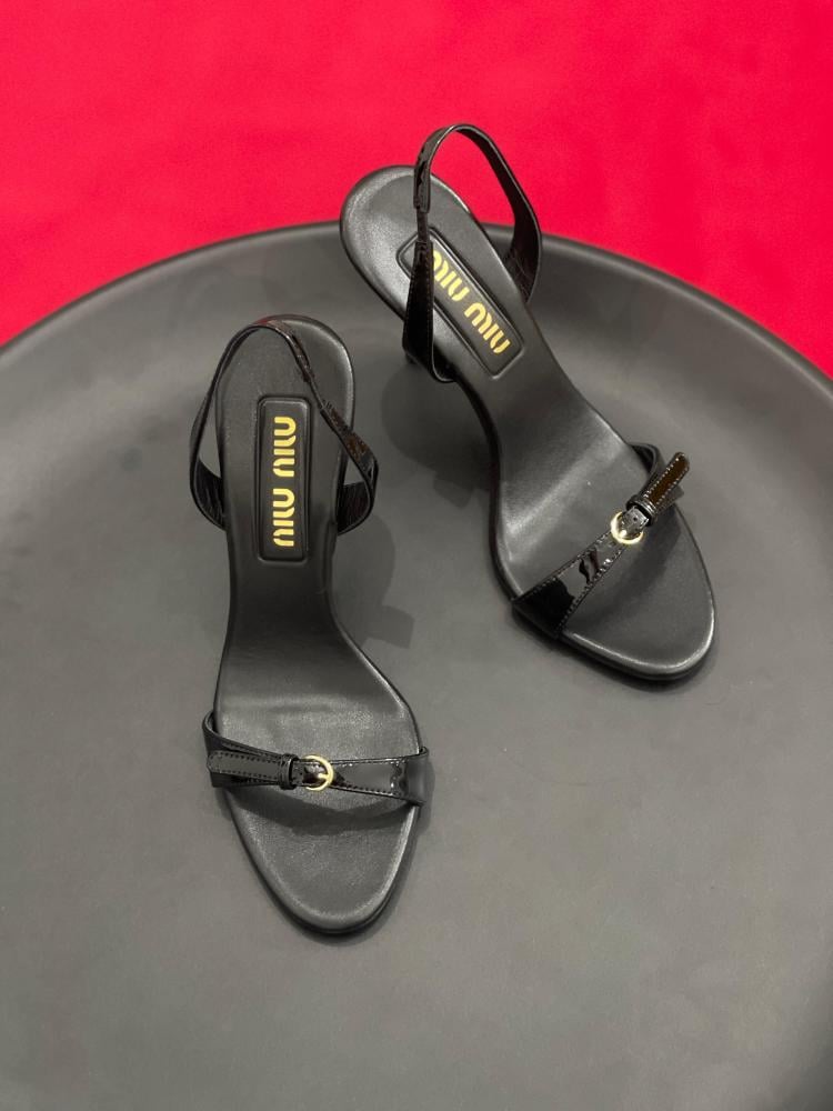 صندل جلد لامع ميوميو بحزام مطاطي خلفي  لون اسود