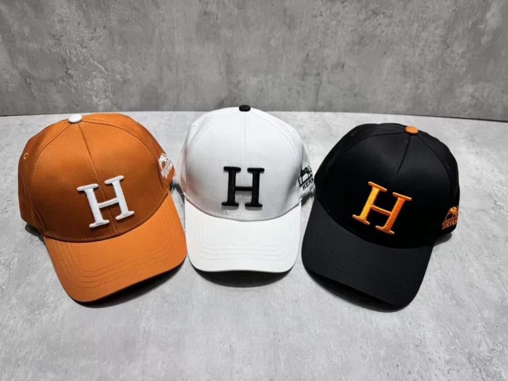 Hermes unisex hat in honey color with white logo embroidery - E