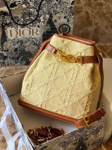 Dior リップグロス セット ゴールドポーチ付き Dior リップグロス セット ゴールドポーチ付き