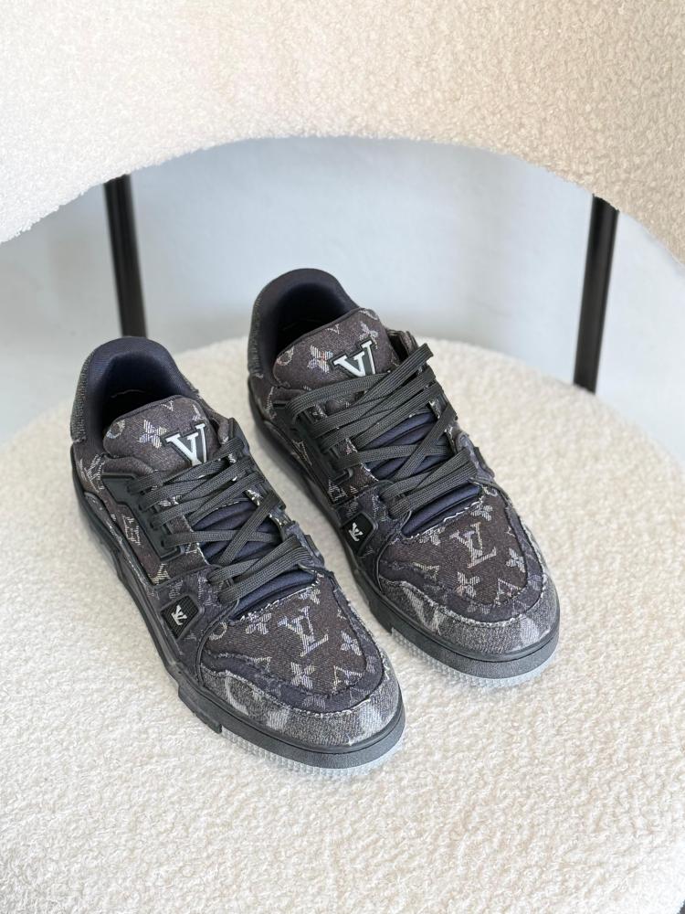 سنيكر رجالي دينيم LV Trainer لون اسود مزين بشعارات