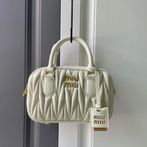 MAHIYA sla Pearl Leather Baby Bag 新品未使用 MAHIYA sla Pearl Leather Baby Bag 新品未使用