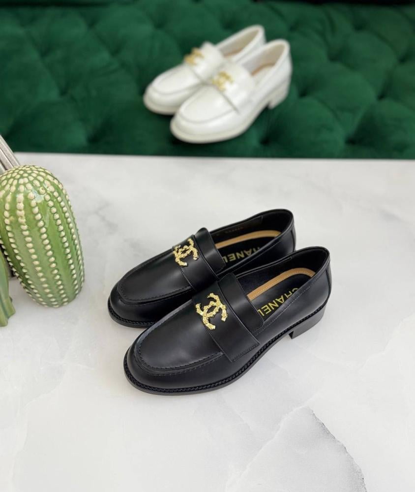 Chanel black easy-to-wear shoes, elegant black leather, gold
