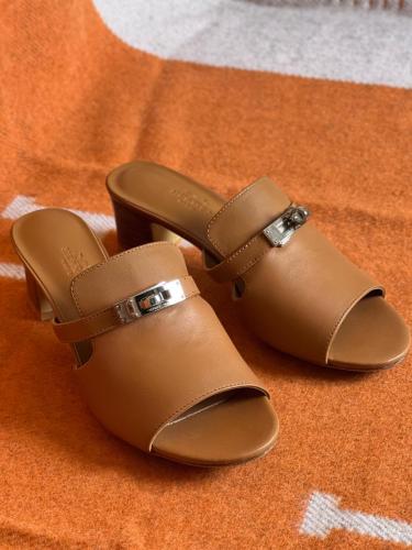 春色 *HERMES* Sandales Kylie 60 カーフスキン6cmヒール ピンク Santorini sandal | Hermès USA