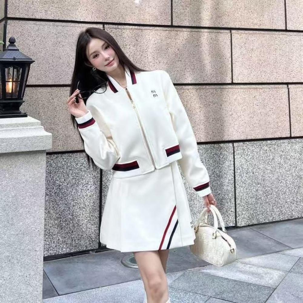 سيت تنورة قصيرة وجاكيت ميوميو بلون أبيض سبور